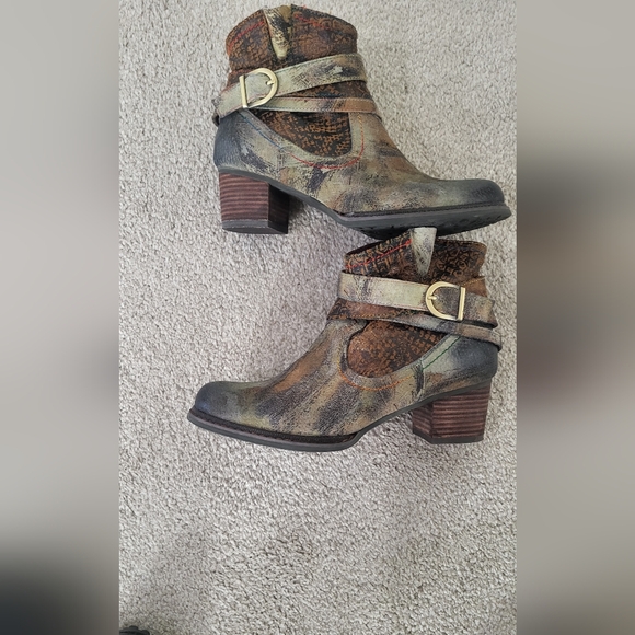 L'artiste Shoes - NWOT L'Artiste by Spring Step Shazzam New Camel Hand Painted Leather Ankle Boots